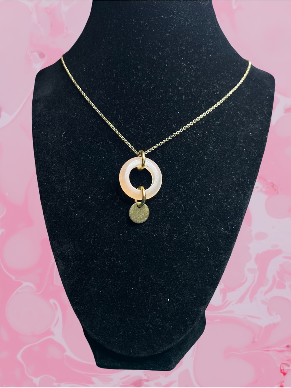 J CREW WOMEN'S CIRCLE STONE PENDANT GOLD TONE NECKLACE IN SUNWASHED PINK
